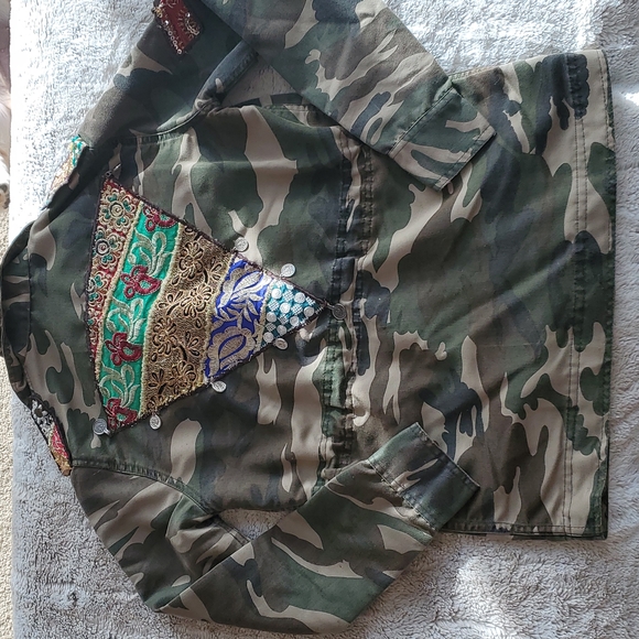 Beautiful Stories Embellished Patch Mixed Media Camoflague Utility Jacket Size S - Picture 11 of 12